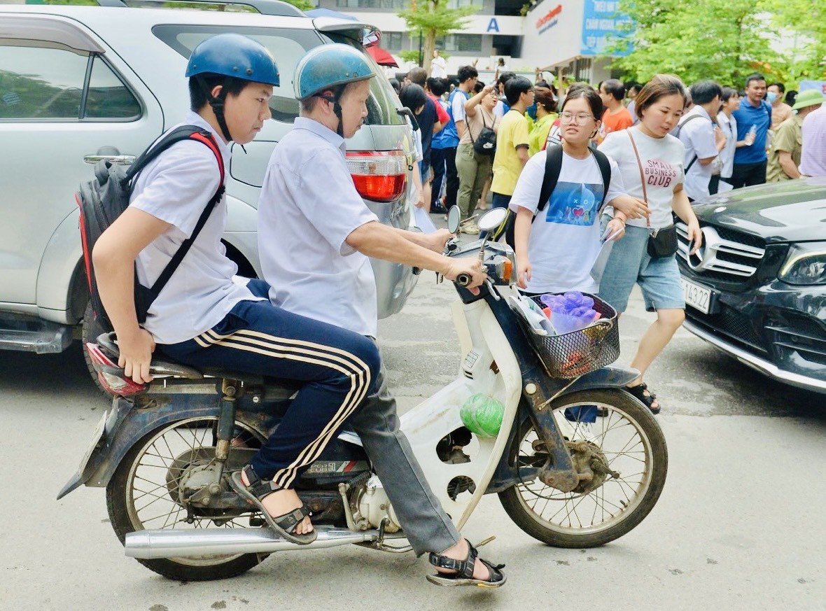 Những hình ảnh có một không hai ở kỳ thi vào 10 tại Hà Nội- Ảnh 4.