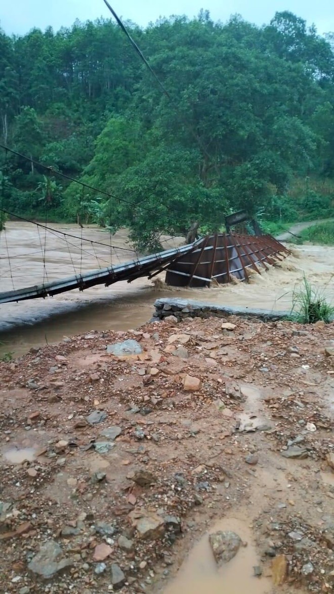 Người dân Hà Giang chật vật sống trong cảnh nước lũ ngập ngang người, hàng trăm chiến sĩ được huy động giữa đêm ứng cứu- Ảnh 9.