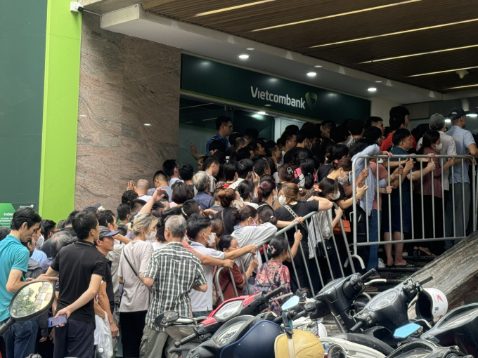 Người dân các tỉnh có mặt từ 4h sáng ở Hà Nội để mua vàng: Tắc nghẽn ngay từ ngoài cửa ngân hàng- Ảnh 3.