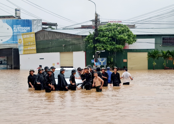 Bộ trưởng Lương Tam Quang khen ngợi Thượng uý CSGT Hà Giang lao xuống nước lũ cứu người- Ảnh 2.