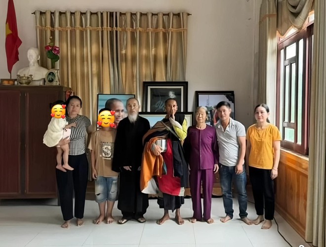 Ông Thích Minh Tuệ về thăm nhà sau 6 năm, trò chuyện với cha mẹ và chia sẻ dự định tu tập trong thời gian tới- Ảnh 1.