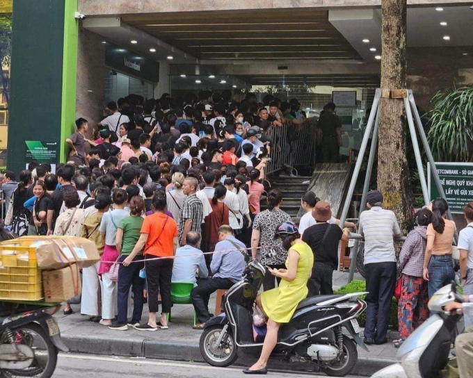 Người dân các tỉnh có mặt từ 4h sáng ở Hà Nội để mua vàng: Tắc nghẽn ngay từ ngoài cửa ngân hàng- Ảnh 2.