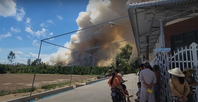 Đang cháy lớn tại Vườn Quốc gia Tràm Chim, hàng trăm người dập lửa- Ảnh 7.