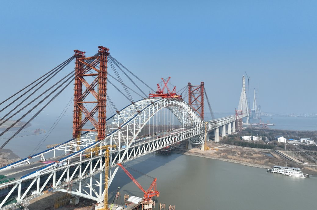 Trung Quốc dùng siêu cỗ máy bắc thành công “dải lụa thép” qua sông khiến thế giới ngỡ ngàng: Nhịp chính lập kỷ lục 1.208 m, trụ cao ngang toà nhà 100 tầng, móng có diện tích bằng 13 sân bóng rổ- Ảnh 5.
