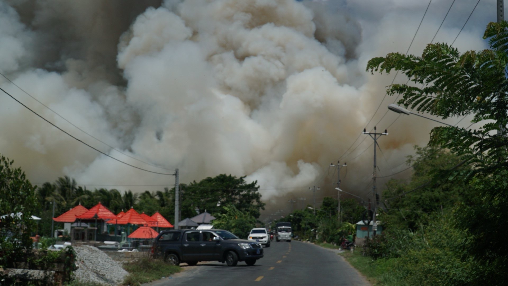 Huy động 200 người dập lửa vụ cháy Vườn Quốc gia Tràm Chim- Ảnh 1.