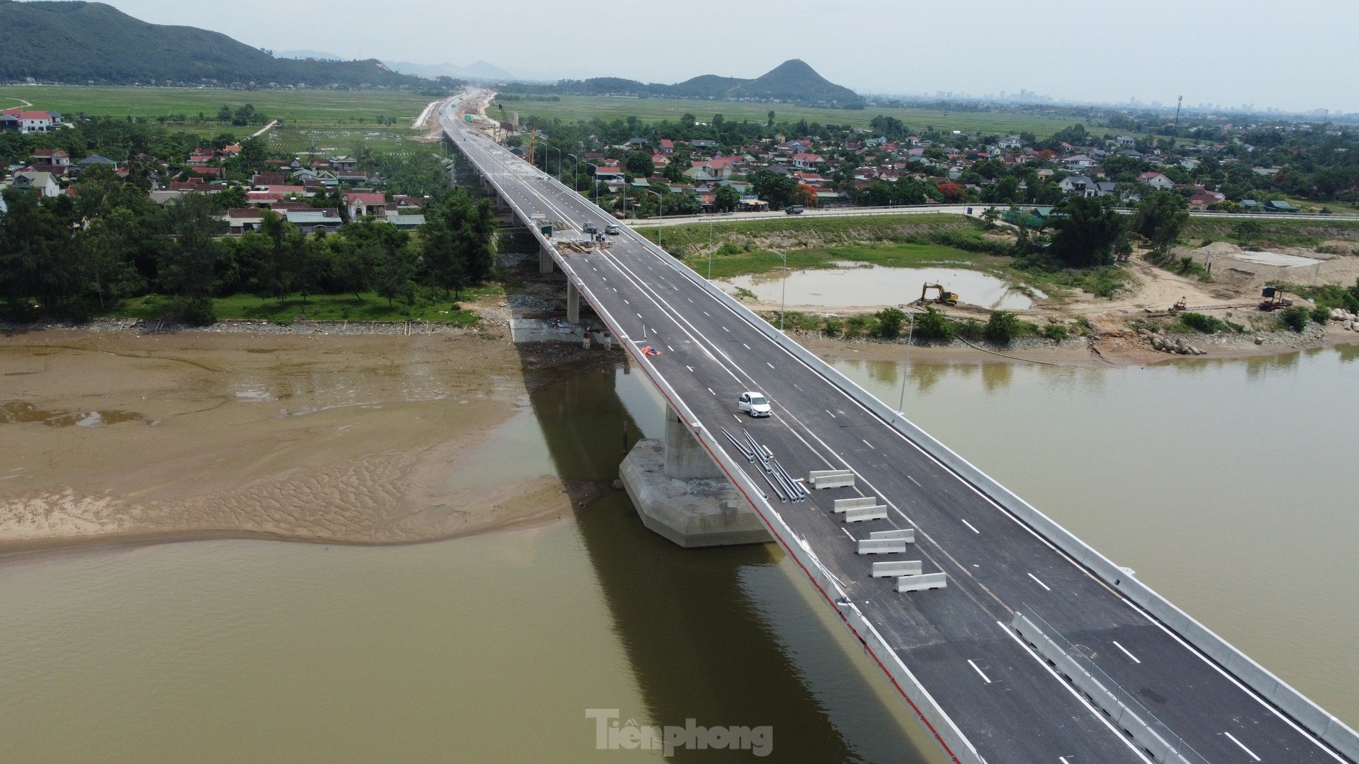 Cầu vượt sông dài nhất cao tốc Bắc - Nam trước ngày thông xe- Ảnh 11.