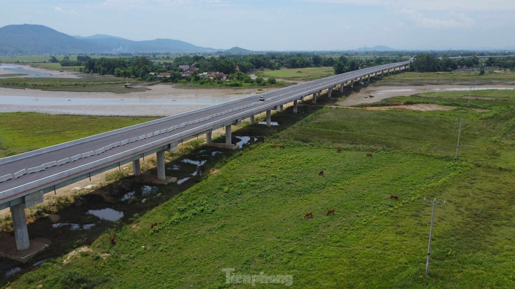Cầu vượt sông dài nhất cao tốc Bắc - Nam trước ngày thông xe- Ảnh 9.