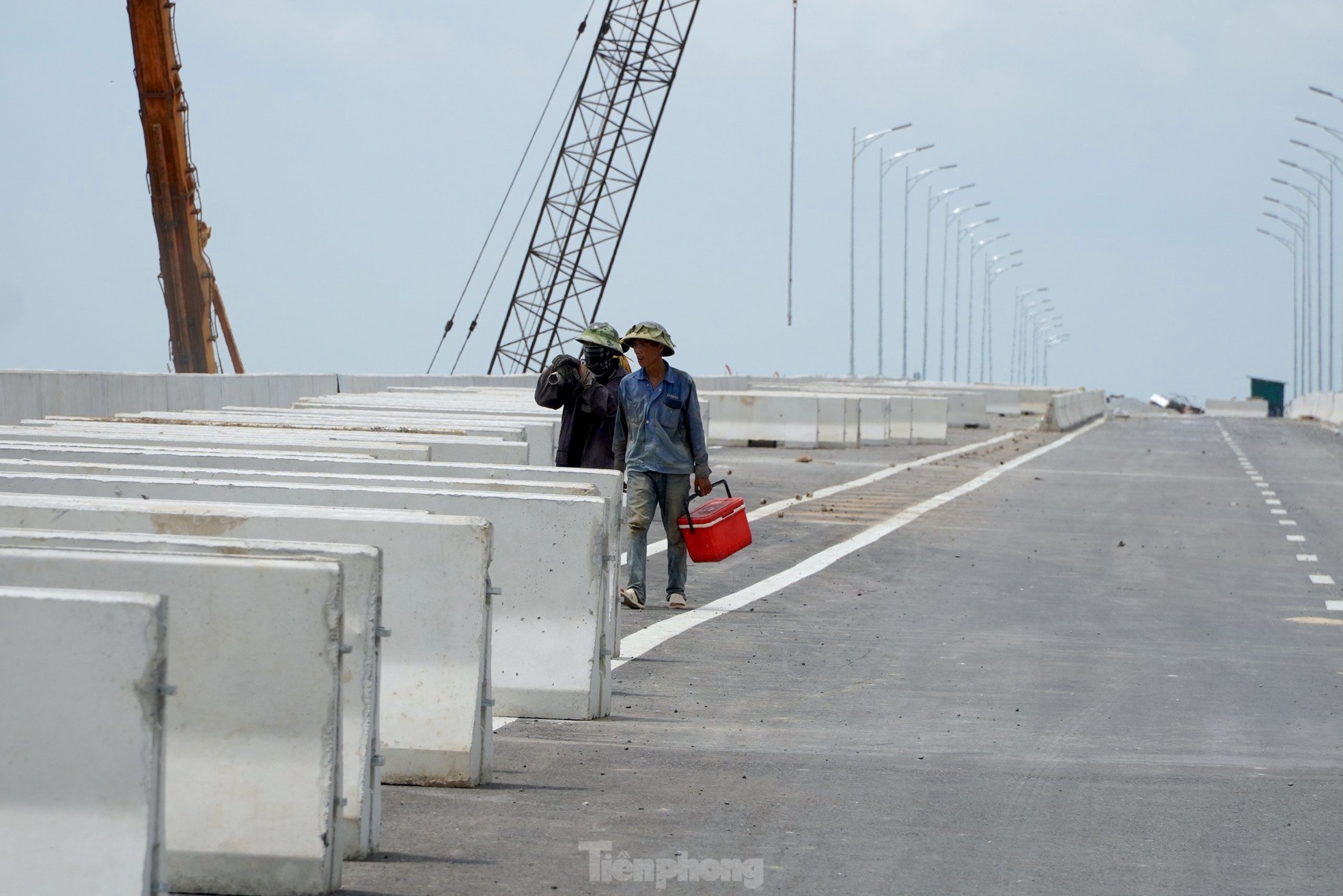 Cầu vượt sông dài nhất cao tốc Bắc - Nam trước ngày thông xe- Ảnh 14.