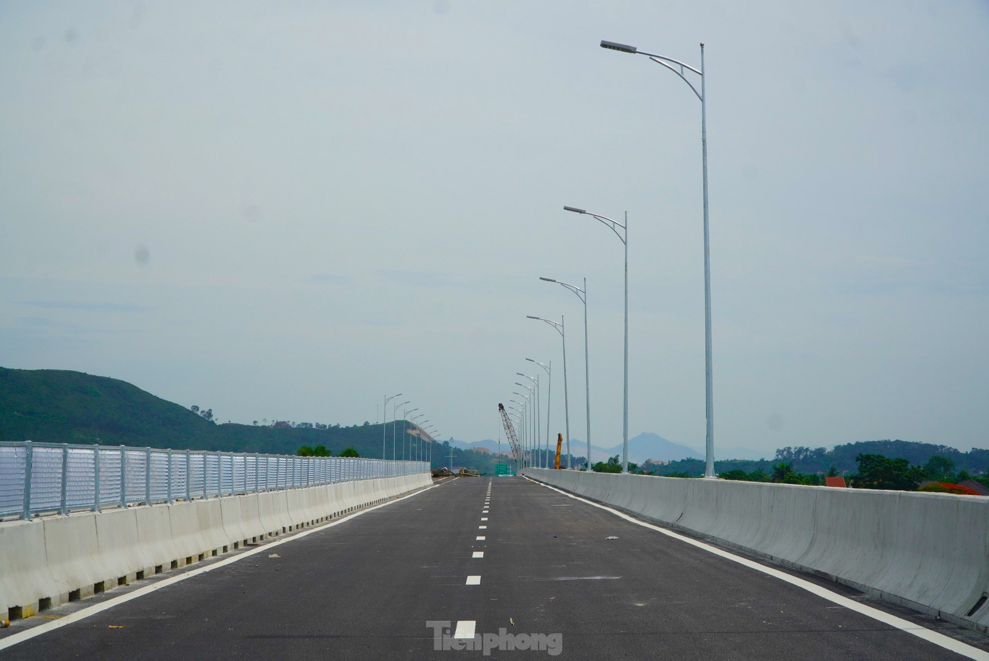 Cầu vượt sông dài nhất cao tốc Bắc - Nam trước ngày thông xe- Ảnh 6.