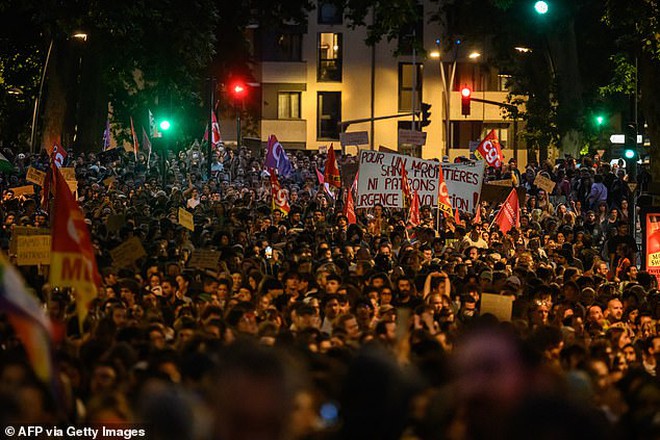 Bạo loạn ở Pháp: Hàng chục nghìn người đập phá, xô xát cảnh sát - Ông Macron nói về khả năng từ chức- Ảnh 2.