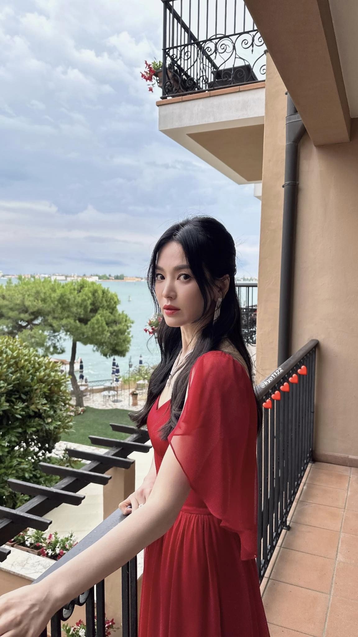 Song Hye Kyo đại náo sự kiện trời Âu: Sexy hút hồn trong chiếc váy đỏ "khét lẹt", tạo khung hình "chị em tài phiệt" đã mắt bên Cha Eun Woo
