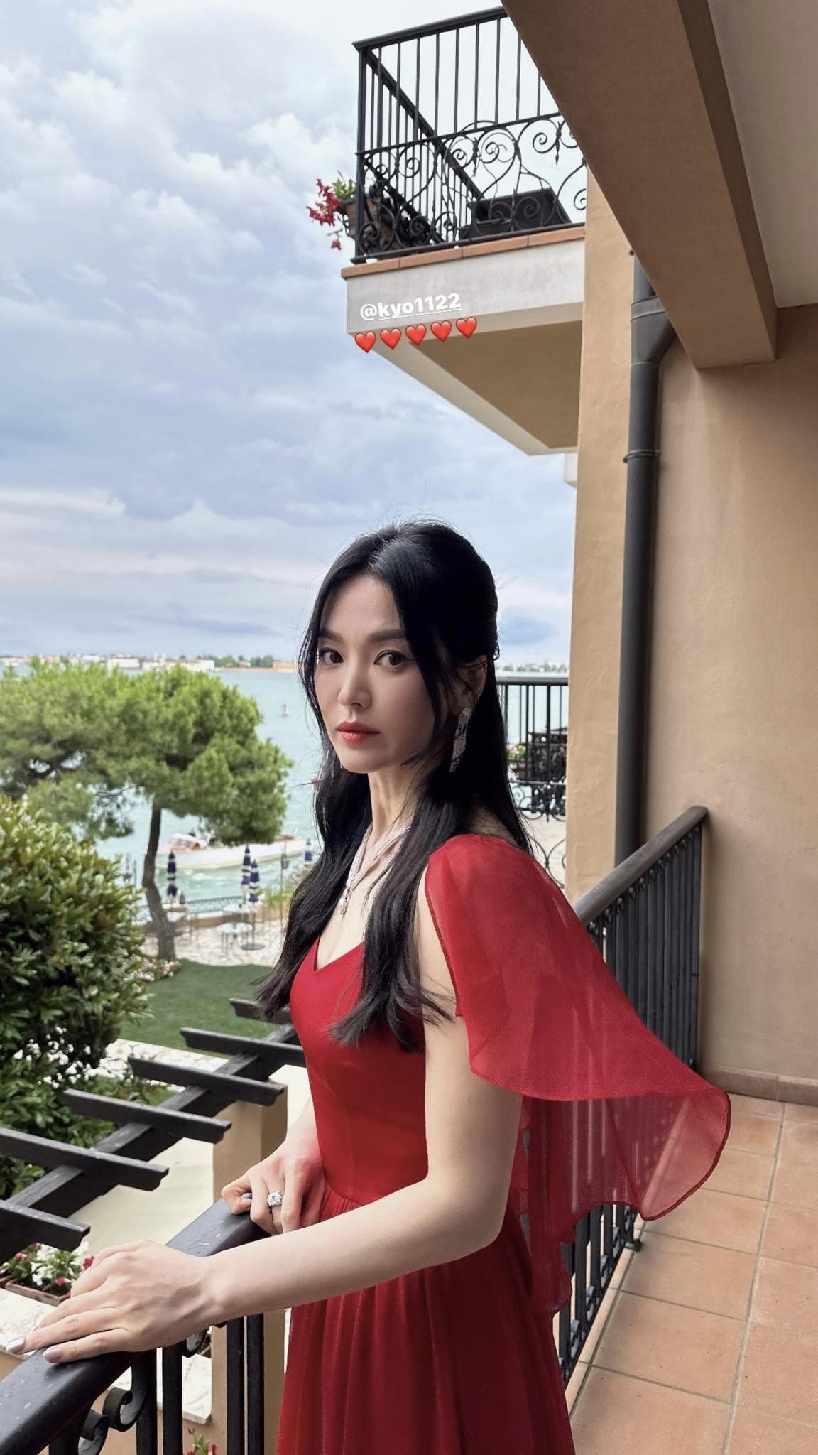 Song Hye Kyo đại náo sự kiện trời Âu: Sexy hút hồn trong chiếc váy đỏ "khét lẹt", tạo khung hình "chị em tài phiệt" đã mắt bên Cha Eun Woo