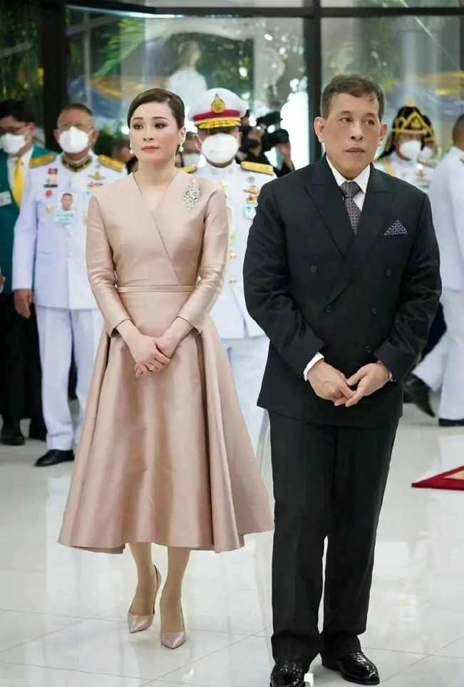 Hoàng hậu Thái Lan hiện tại: Nhan sắc U50 vẫn tỏa sáng và nhận được nhiều lời khen, mỗi lần xuất hiện đều nổi bần bật- Ảnh 8.