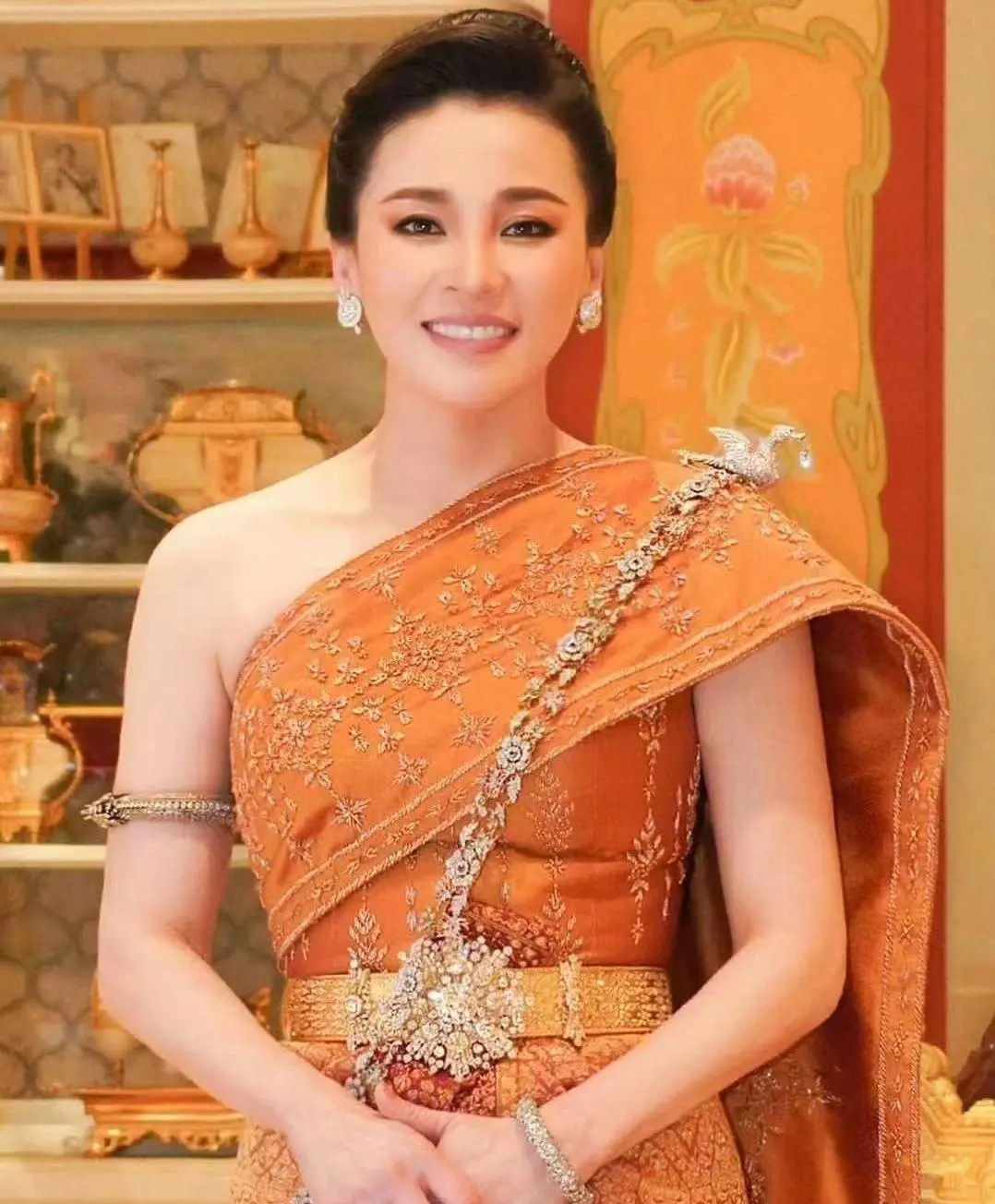 Hoàng hậu Thái Lan hiện tại: Nhan sắc U50 vẫn tỏa sáng và nhận được nhiều lời khen, mỗi lần xuất hiện đều nổi bần bật- Ảnh 1.