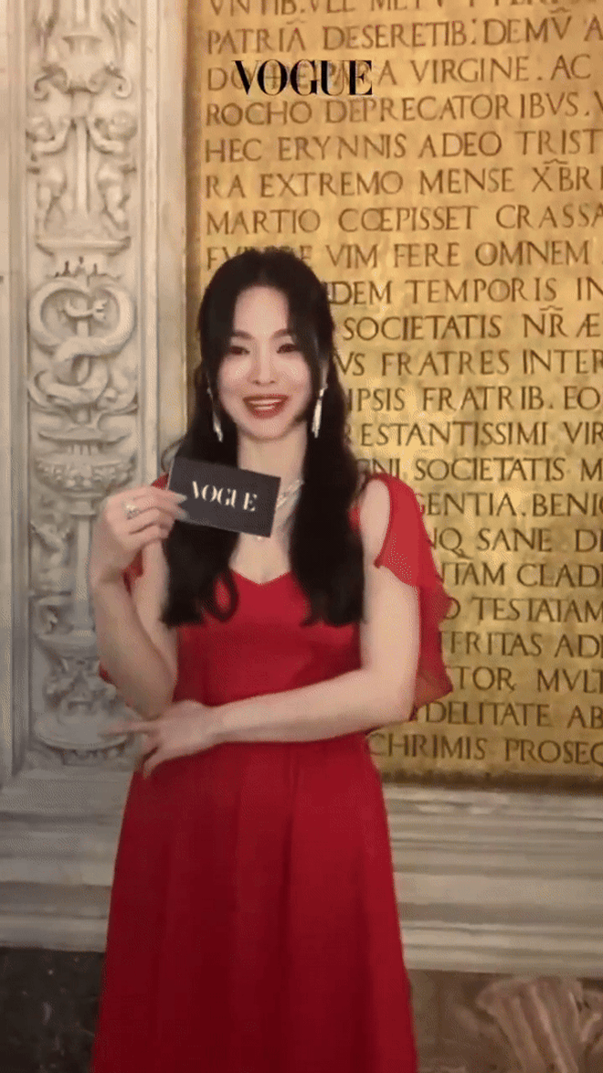 Song Hye Kyo đại náo sự kiện trời Âu: Sexy hút hồn trong chiếc váy đỏ 