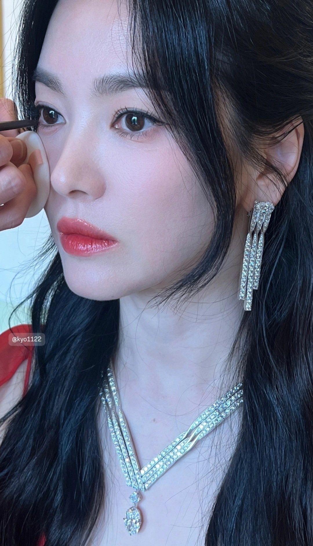 Song Hye Kyo đại náo sự kiện trời Âu: Sexy hút hồn trong chiếc váy đỏ 