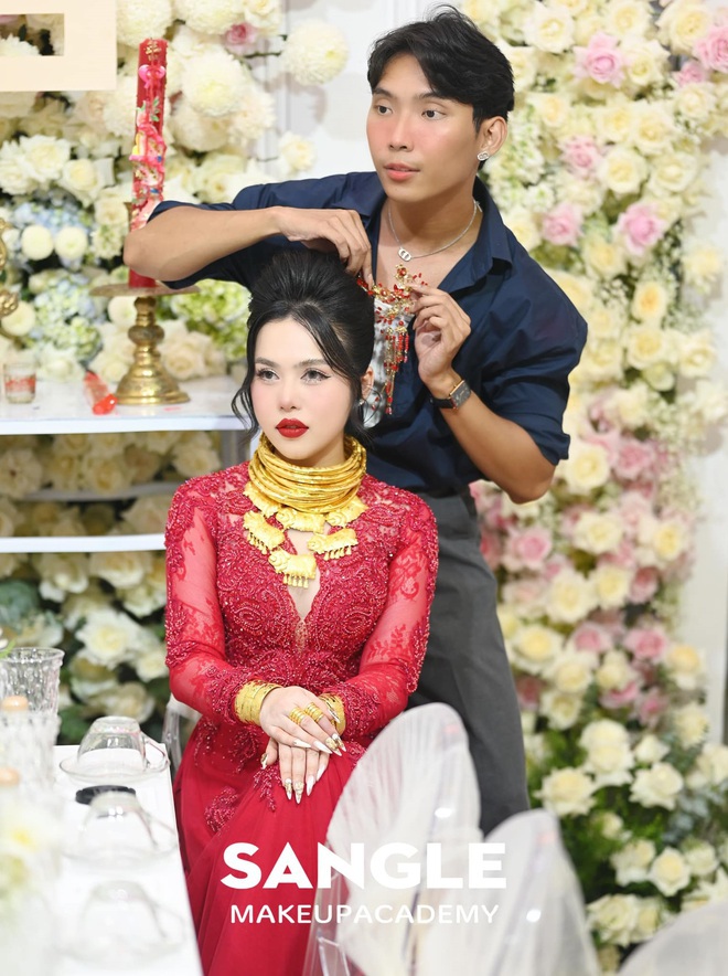 "Phù thủy makeup" chuyên trang điểm cho các cô dâu miền Tây giàu có, đeo cả chục cây vàng nặng trĩu- Ảnh 2.