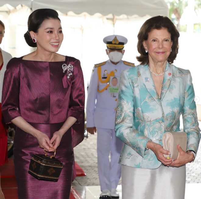 Hoàng hậu Thái Lan hiện tại: Nhan sắc U50 vẫn tỏa sáng và nhận được nhiều lời khen, mỗi lần xuất hiện đều nổi bần bật- Ảnh 4.