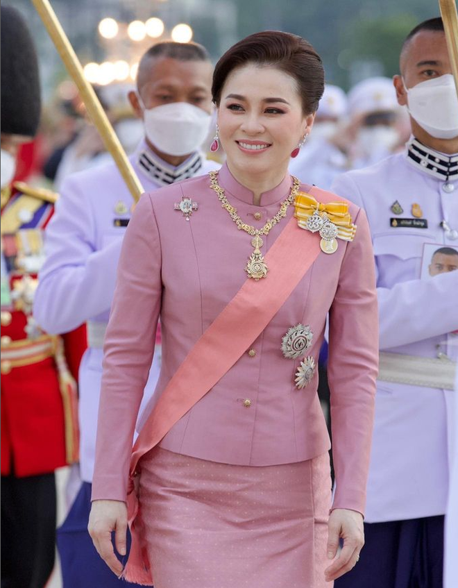 Hoàng hậu Thái Lan hiện tại: Nhan sắc U50 vẫn tỏa sáng và nhận được nhiều lời khen, mỗi lần xuất hiện đều nổi bần bật- Ảnh 3.