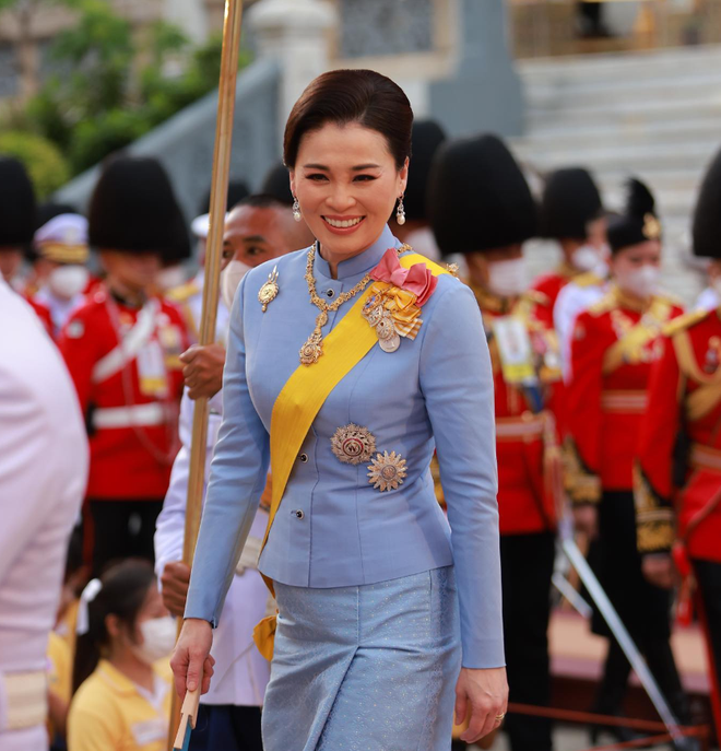 Hoàng hậu Thái Lan hiện tại: Nhan sắc U50 vẫn tỏa sáng và nhận được nhiều lời khen, mỗi lần xuất hiện đều nổi bần bật- Ảnh 2.