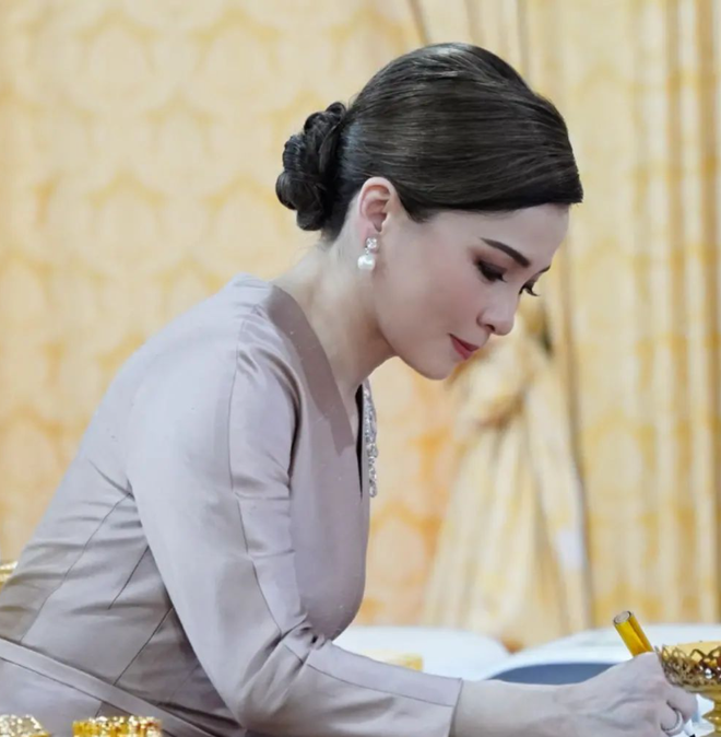 Hoàng hậu Thái Lan hiện tại: Nhan sắc U50 vẫn tỏa sáng và nhận được nhiều lời khen, mỗi lần xuất hiện đều nổi bần bật- Ảnh 5.
