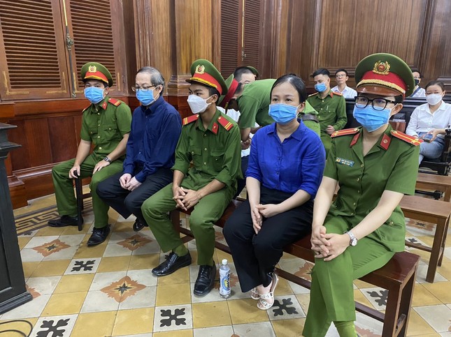 Mua kit test Việt Á gây thiệt hại cho Nhà nước, cựu Giám đốc Bệnh viện TP Thủ Đức hầu tòa- Ảnh 2.