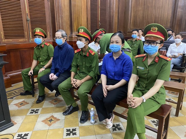 Mua kit test Việt Á gây thiệt hại cho Nhà nước, cựu Giám đốc Bệnh viện TP Thủ Đức hầu tòa- Ảnh 1.
