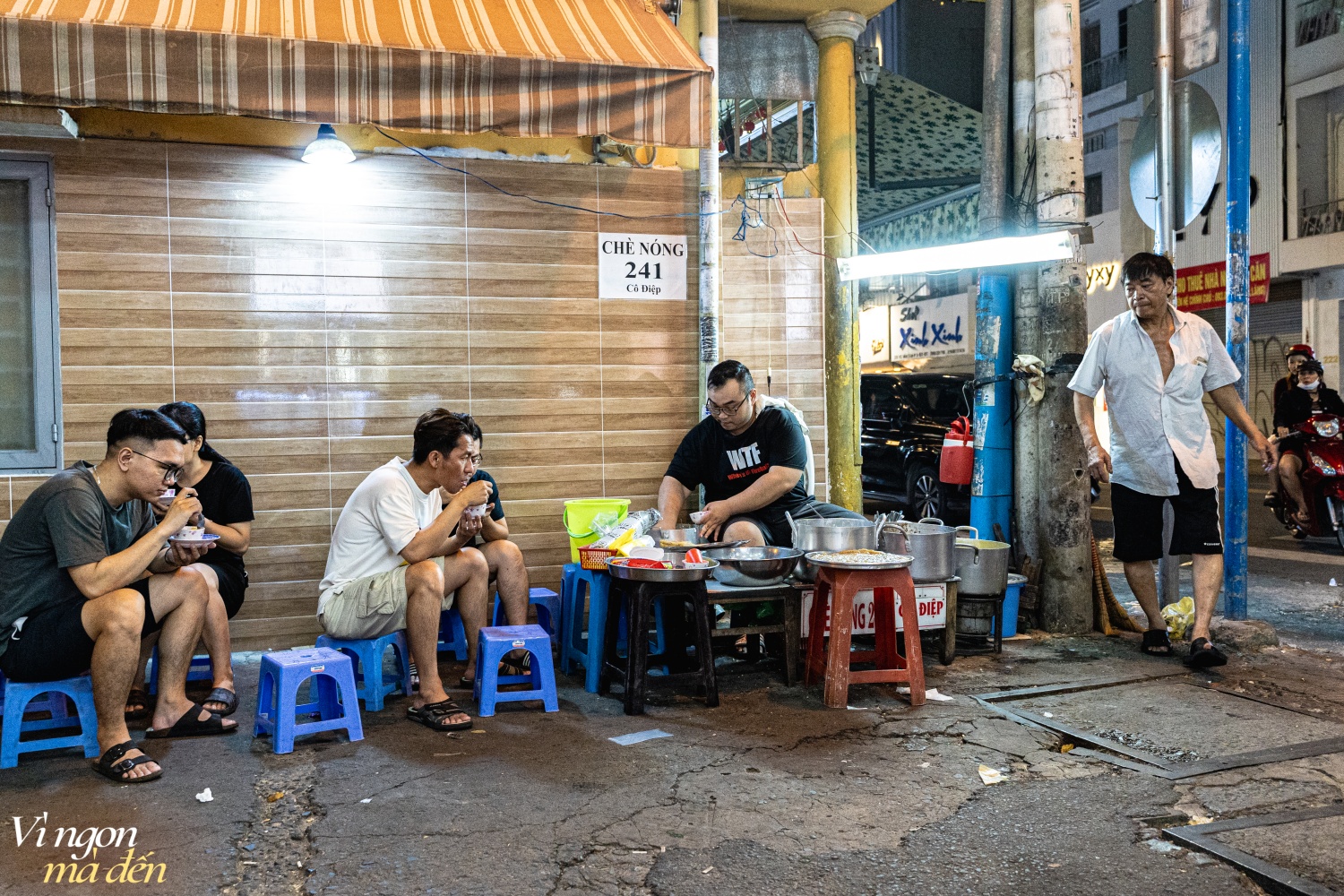 Người Sài Gòn thích thú ăn chè nóng giữa thời tiết mùa hè oi bức, hóa ra quán chè vỉa hè 