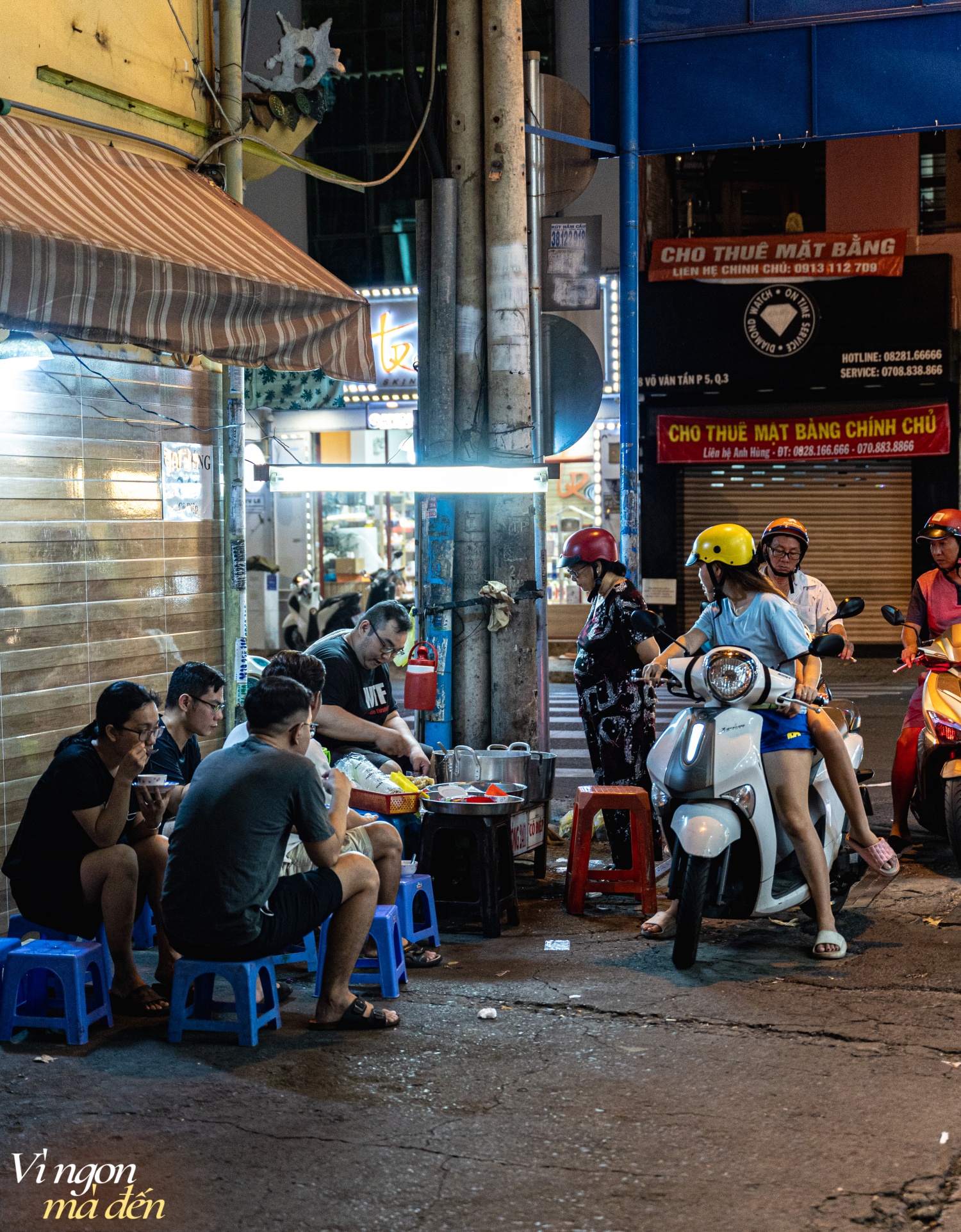 Người Sài Gòn thích thú ăn chè nóng giữa thời tiết mùa hè oi bức, hóa ra quán chè vỉa hè 