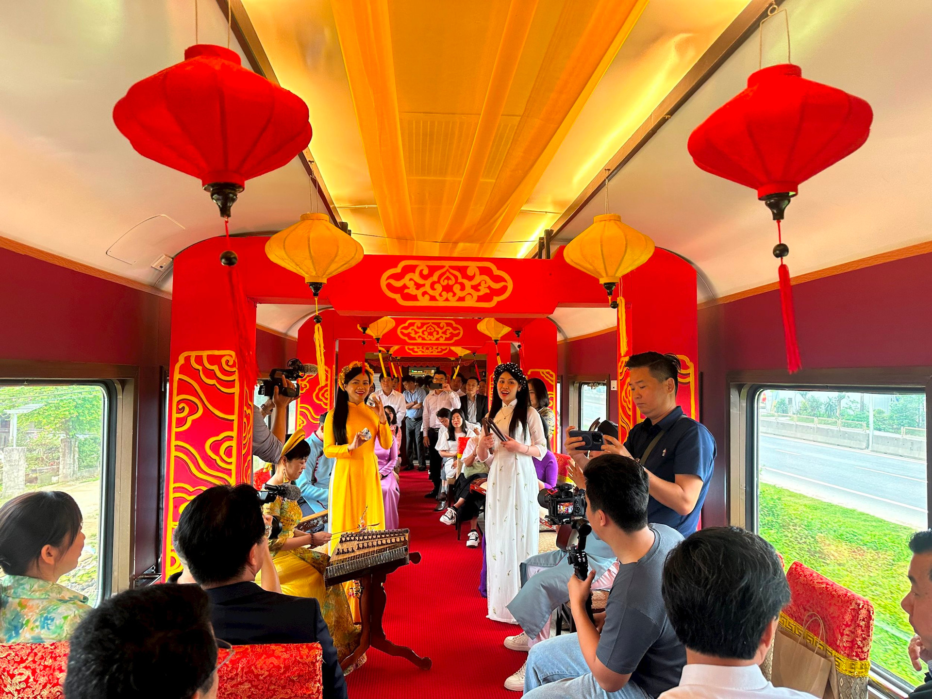Chuyến tàu di sản qua đường sắt đẹp nhất Việt Nam, vé hơn 100.000 đồng, du khách nhận xét: Rất đáng thử!