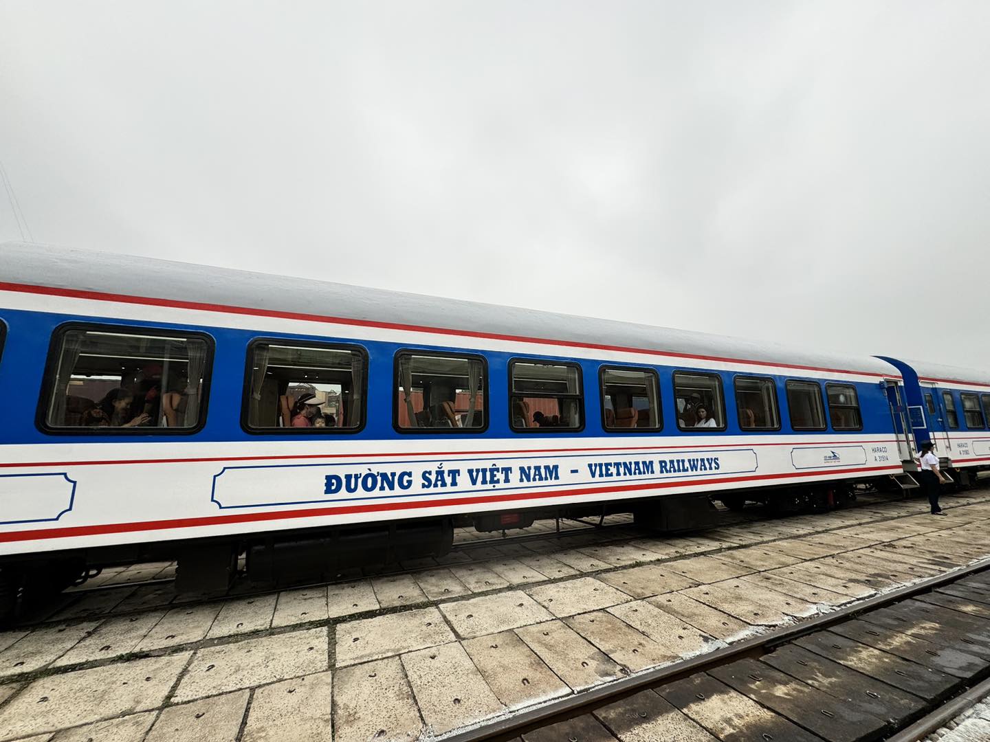 Chuyến tàu di sản qua đường sắt đẹp nhất Việt Nam, vé hơn 100.000 đồng, du khách nhận xét: Rất đáng thử!- Ảnh 4.