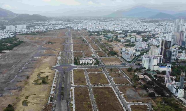 Cơ quan điều tra hình sự tìm người mua đất tại sân bay Nha Trang cũ- Ảnh 1.