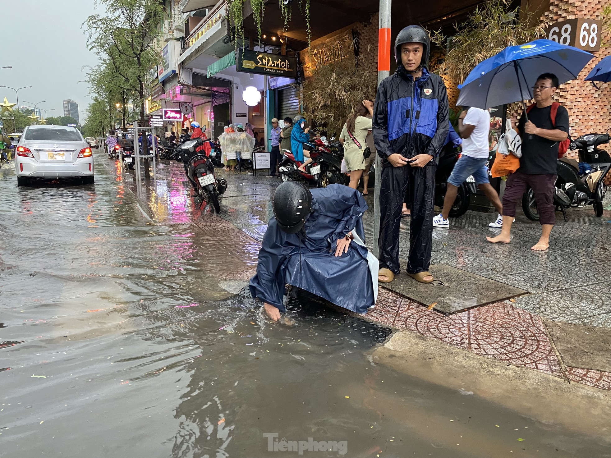 'Phố Tây' ở TPHCM hóa sông sau cơn mưa lớn- Ảnh 18.