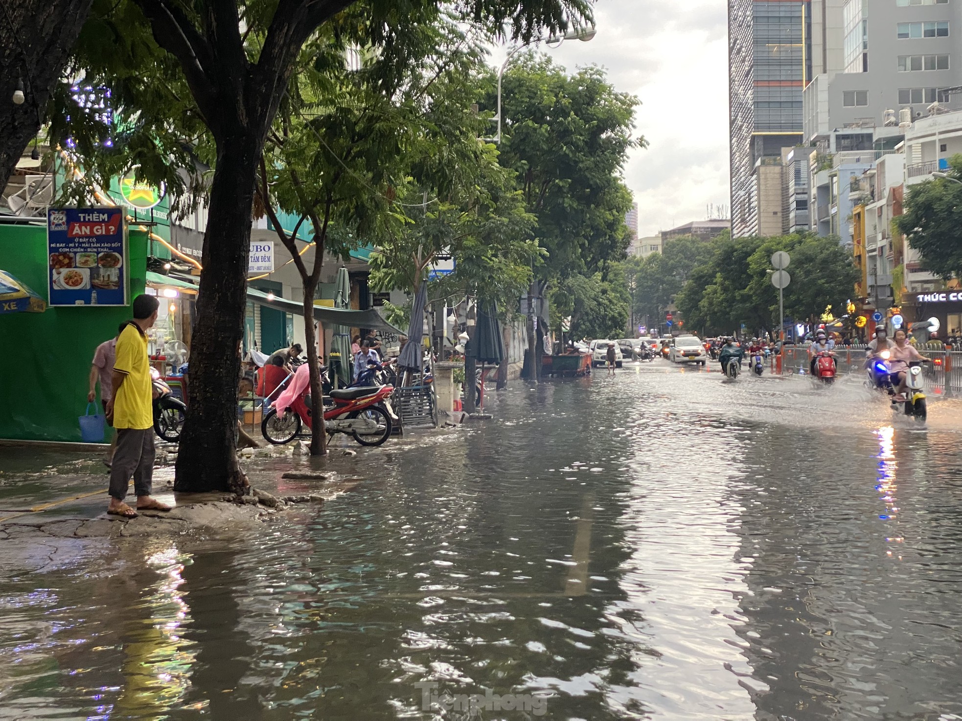 'Phố Tây' ở TPHCM hóa sông sau cơn mưa lớn- Ảnh 21.