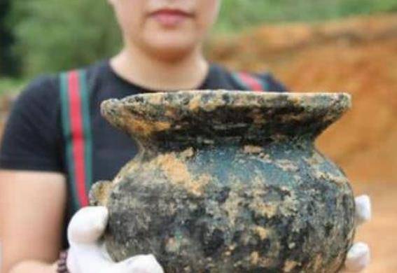 Nghi ngờ gò đất lớn có kho báu, chuyên gia cho nổ mìn, khai quật suốt nhiều ngày đêm: Hơn 100 báu vật 1.700 năm tuổi được tìm thấy- Ảnh 3.