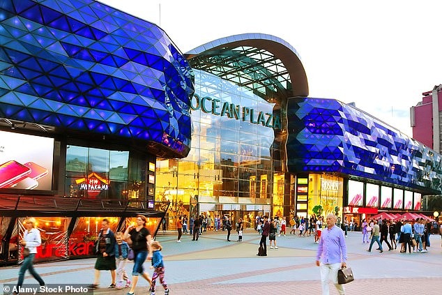 Trung tâm mua sắm Ocean Plaza cũng nằm trong số tài sản công mà chính Ukraine muốn bán tháo. Ảnh: Daily Mail