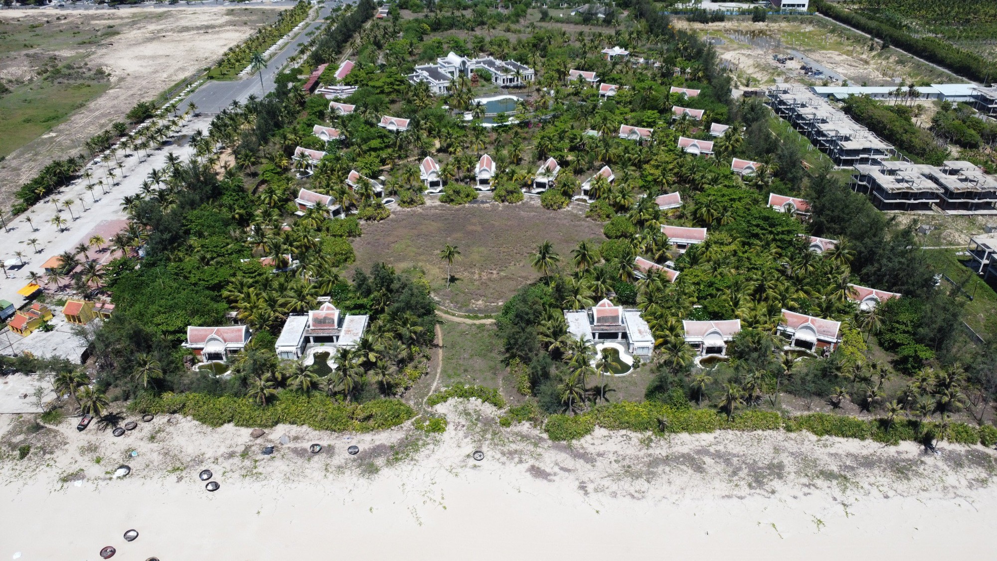Resort triệu đô bỏ hoang ven biển Đà Nẵng- Ảnh 1.