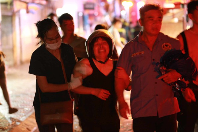 Vụ cháy nhà trên phố Định Công Hạ khiến 4 người tử vong: Người thân đau đớn ngã khuỵu, ôm mặt bật khóc nức nở tại hiện trường- Ảnh 8.