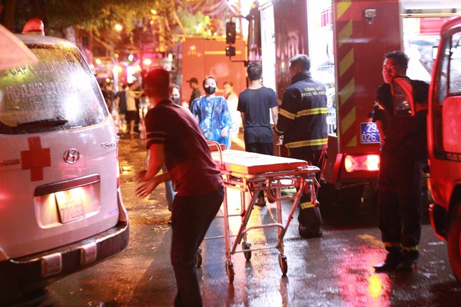 Vụ cháy nhà trên phố Định Công Hạ khiến 4 người tử vong: Người thân đau đớn ngã khuỵu, ôm mặt bật khóc nức nở tại hiện trường- Ảnh 1.