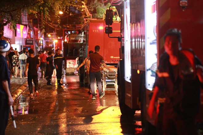 Vụ cháy nhà trên phố Định Công Hạ khiến 4 người tử vong: Người thân đau đớn ngã khuỵu, ôm mặt bật khóc nức nở tại hiện trường- Ảnh 2.
