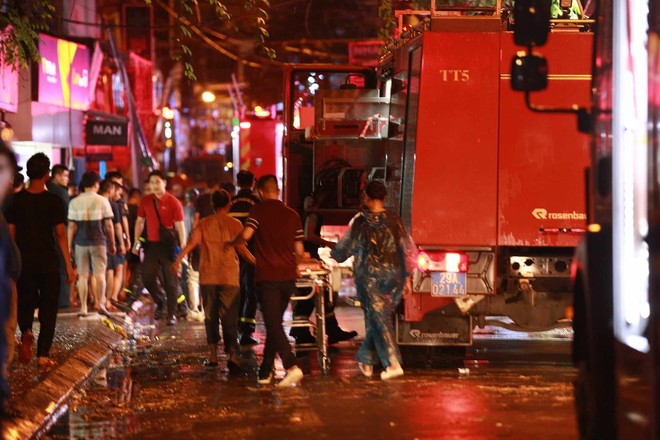 Vụ cháy nhà trên phố Định Công Hạ khiến 4 người tử vong: Người thân đau đớn ngã khuỵu, ôm mặt bật khóc nức nở tại hiện trường- Ảnh 4.