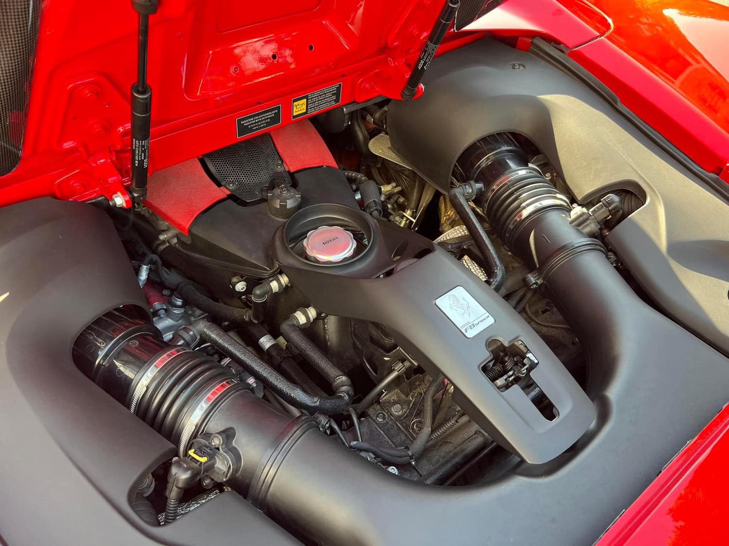 Ferrari F8 Spider chính hãng đầu tiên tại Việt Nam lên sàn xe cũ, giá sang tay 27 tỷ đồng, mới chạy 7.000 km- Ảnh 10.