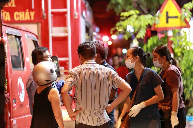 Vụ cháy nhà trên phố Định Công Hạ khiến 4 người tử vong: Người thân đau đớn ngã khuỵu, ôm mặt bật khóc nức nở tại hiện trường- Ảnh 7.
