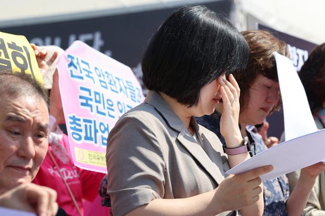 Khủng hoảng y tế Hàn Quốc sau 4 tháng: Nhói lòng bệnh nhân ung thư tuyệt vọng mong các bác sĩ trở lại làm việc- Ảnh 1.