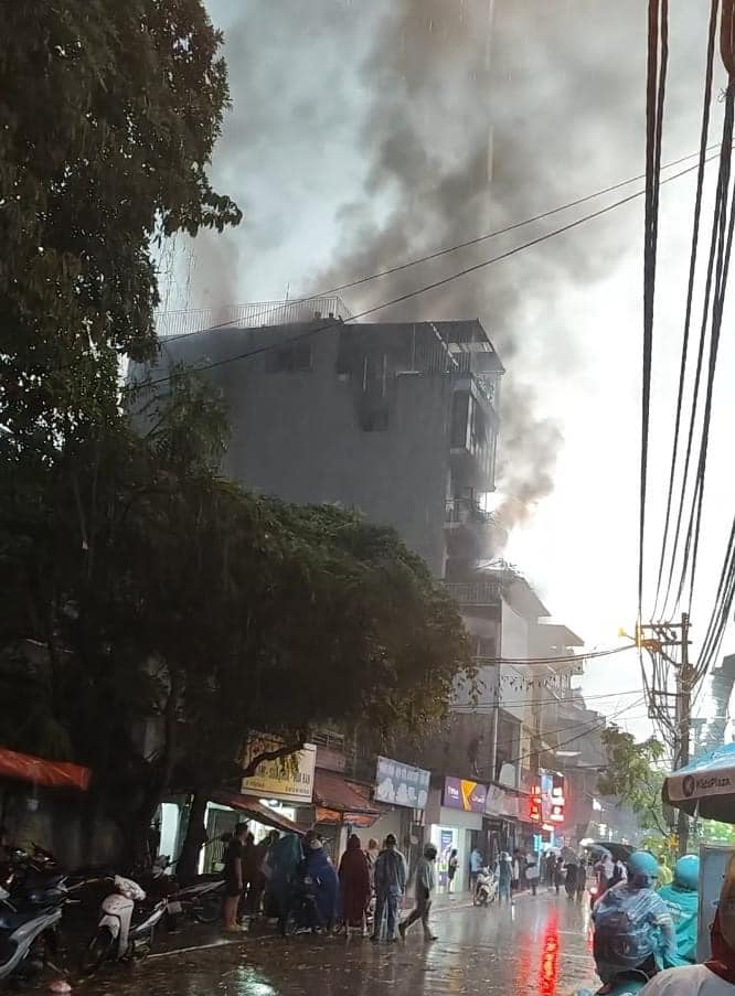 Nóng: Cháy nhà cao tầng ở quận Hoàng Mai, nhiều người mắc kẹt- Ảnh 1.