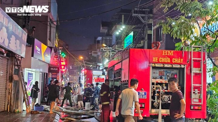 Cháy cửa hàng bán đồ điện trong mưa lớn ở Hà Nội, nghi có người mắc kẹt- Ảnh 1.