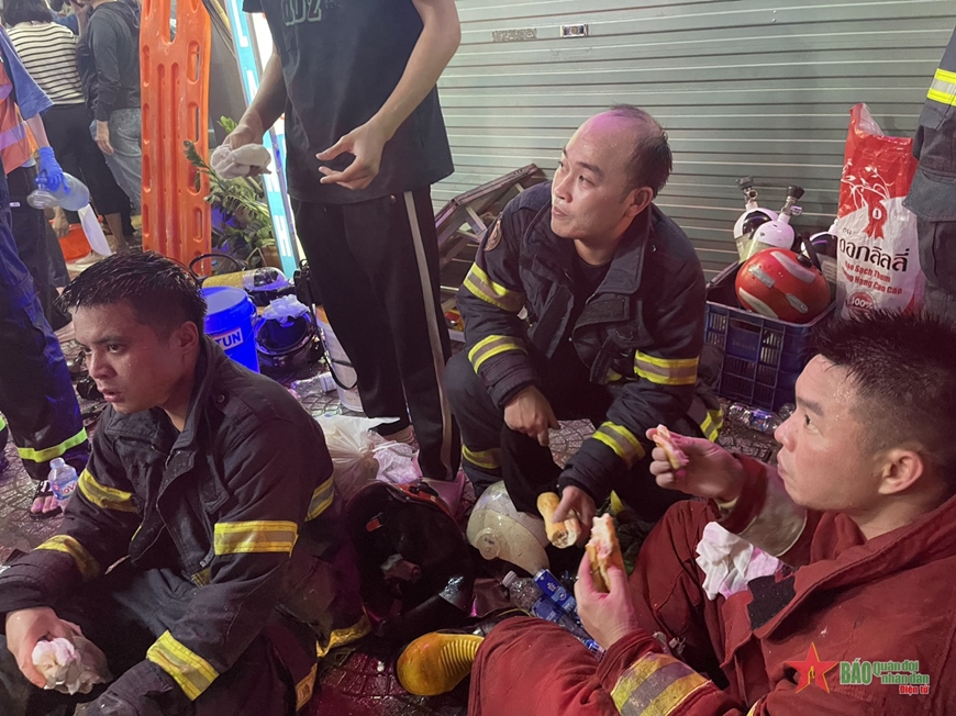 Khoảnh khắc nỗ lực phá tường cứu người trong vụ cháy nhà 6 tầng ở phố Định Công Hạ- Ảnh 2.