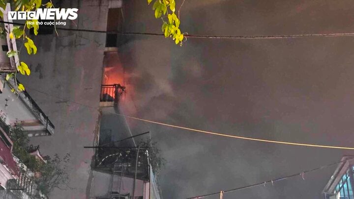 Cháy cửa hàng bán đồ điện trong mưa lớn ở Hà Nội, nghi có người mắc kẹt- Ảnh 2.