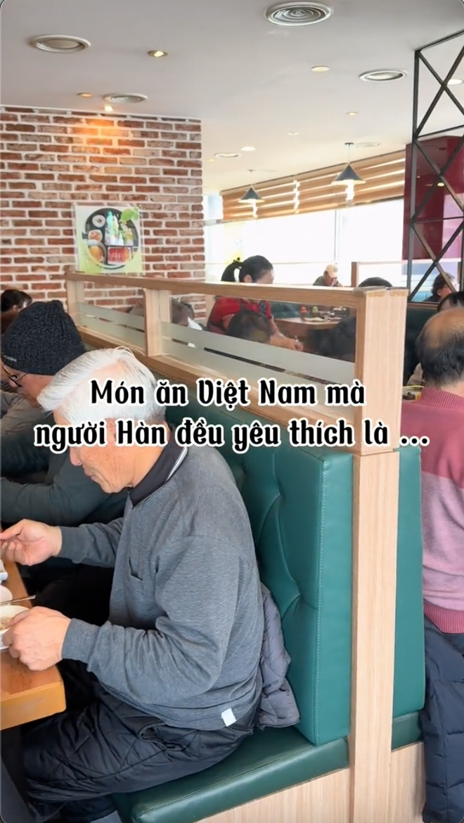 Một món ăn gắn "mác" Việt Nam bán đầy ở Hàn Quốc trong khi người Việt lại chưa bao giờ nghe tên- Ảnh 1.