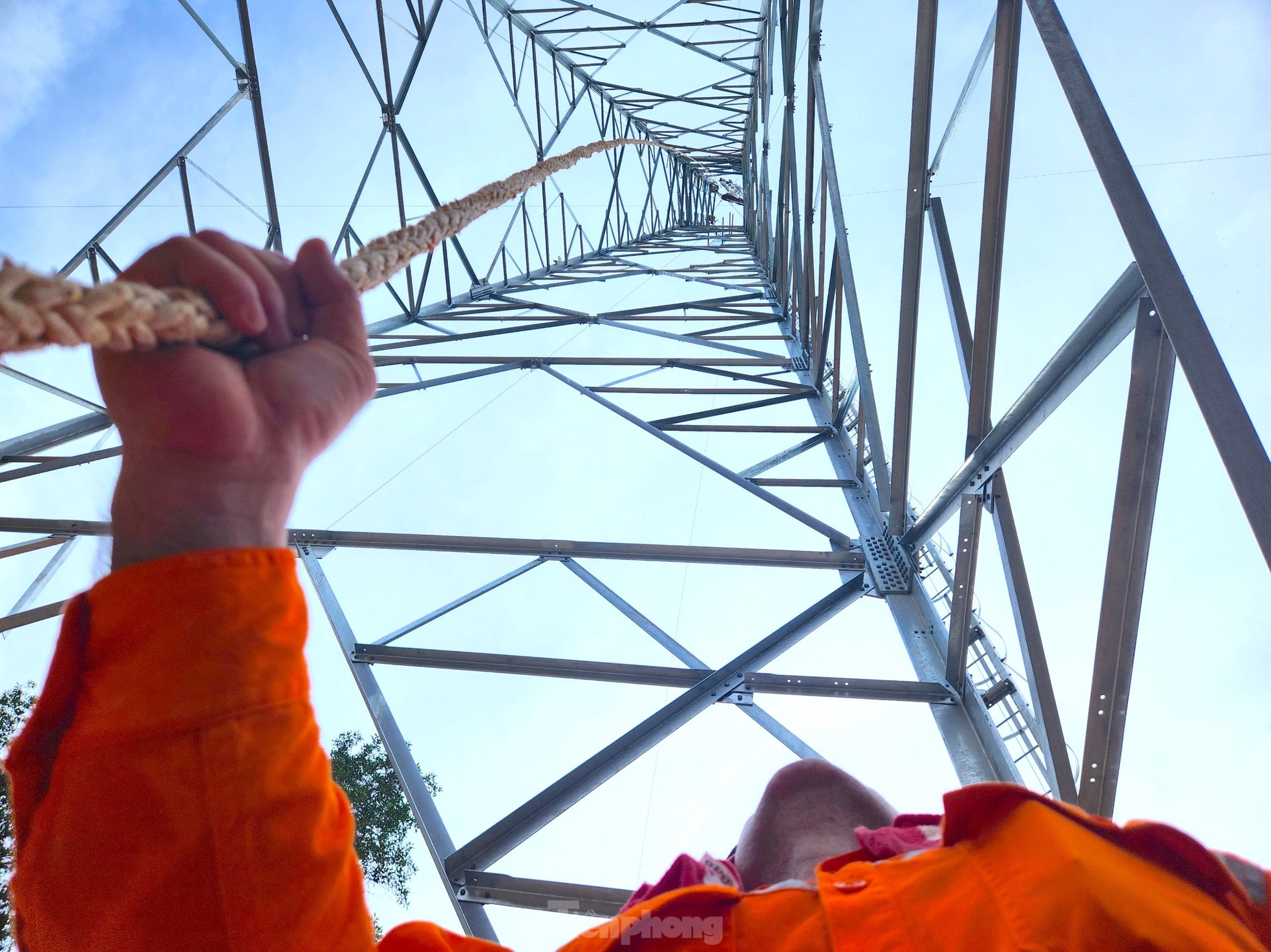 Công nhân mướt mồ hôi dựng cột điện 500kV mạch 3 dưới nắng nóng 40 độ C- Ảnh 17.
